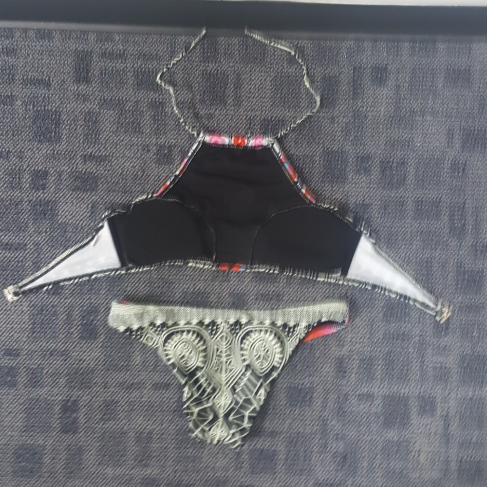 Bathing suit - Picture 2 of 3